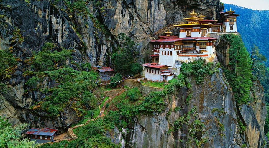 Bhutan Rundreise Kloster geführt
