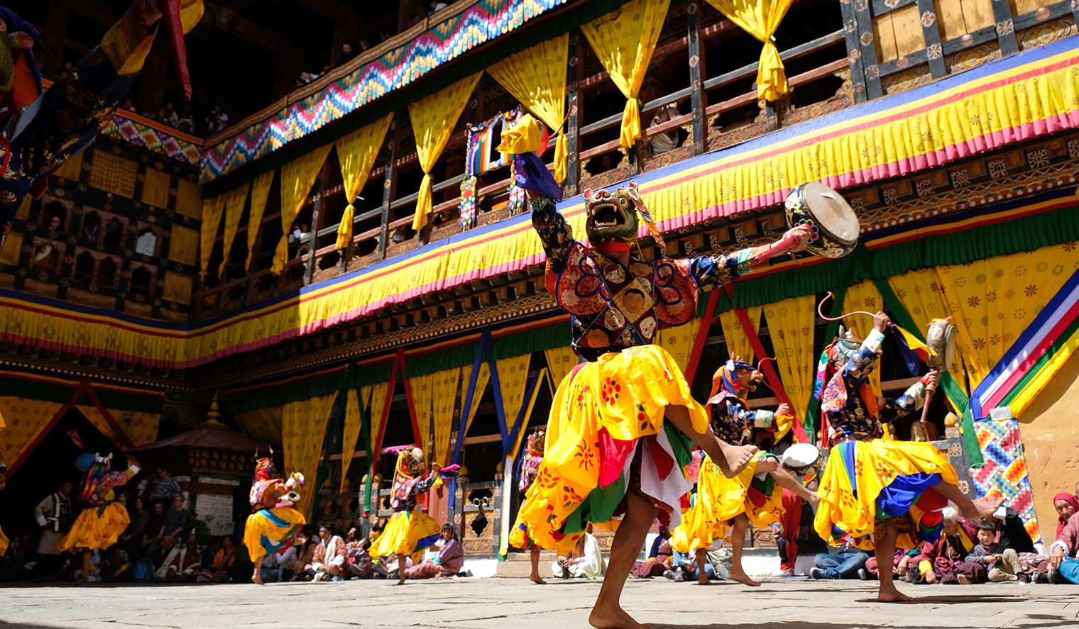 Tanzvorstellung auf Bhutan Gruppenreisen
