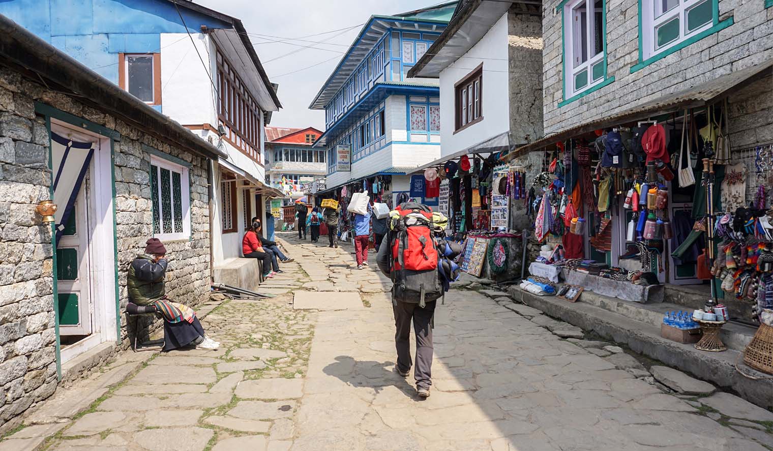 Trekking durch Sherpa Dorf in Nepal